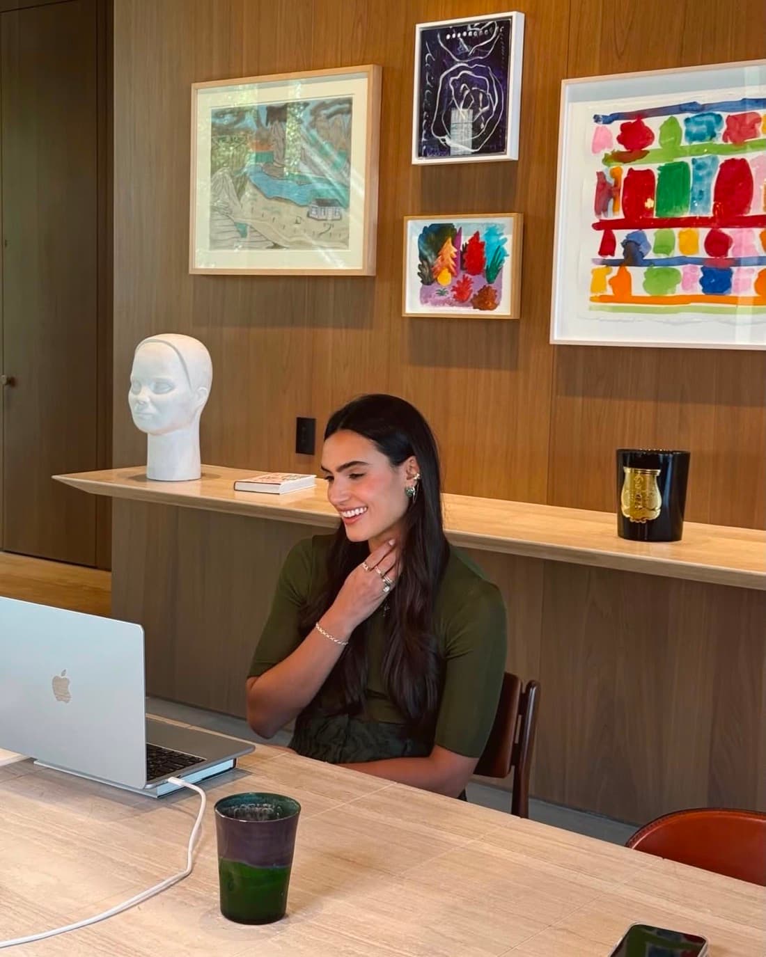 Elisa, directora de Smoothwave, diseñando una web